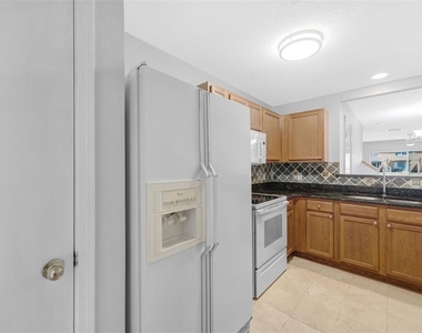 6928 Hawthorne Trace Lane - Photo Thumbnail 13