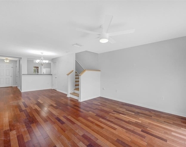 6928 Hawthorne Trace Lane - Photo Thumbnail 17