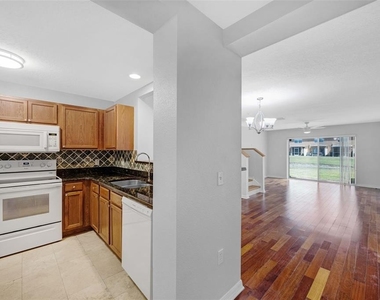 6928 Hawthorne Trace Lane - Photo Thumbnail 5