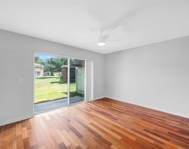 6928 Hawthorne Trace Lane - Photo Thumbnail 18