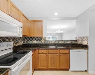 6928 Hawthorne Trace Lane - Photo Thumbnail 12