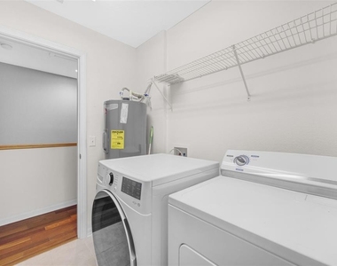 6928 Hawthorne Trace Lane - Photo Thumbnail 4