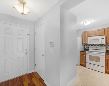6928 Hawthorne Trace Lane - Photo Thumbnail 10