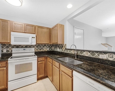 6928 Hawthorne Trace Lane - Photo Thumbnail 2