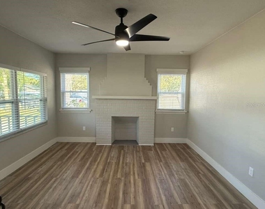8701 N Willow Avenue - Photo Thumbnail 4