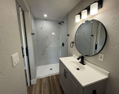 8701 N Willow Avenue - Photo Thumbnail 6