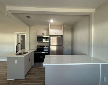 8701 N Willow Avenue - Photo Thumbnail 2