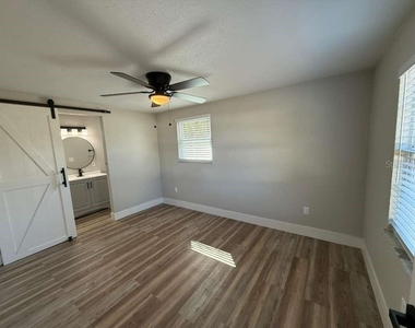 8701 N Willow Avenue - Photo Thumbnail 5
