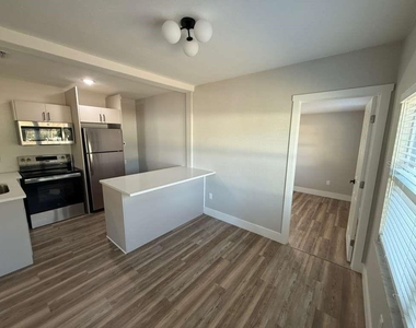 8701 N Willow Avenue - Photo Thumbnail 3
