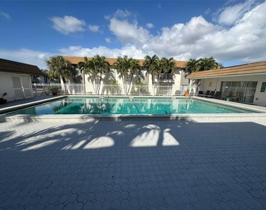 1830 Maravilla Avenue - Photo Thumbnail 25