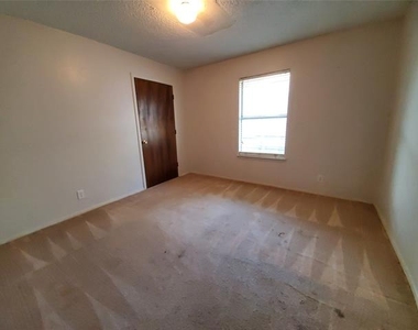 1002 Mulkey Lane - Photo Thumbnail 13