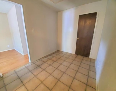 1002 Mulkey Lane - Photo Thumbnail 8