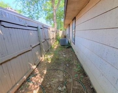 1002 Mulkey Lane - Photo Thumbnail 4