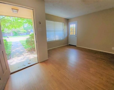 1002 Mulkey Lane - Photo Thumbnail 1