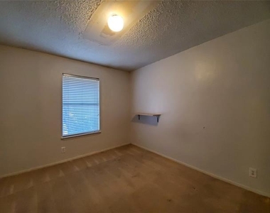 1002 Mulkey Lane - Photo Thumbnail 14