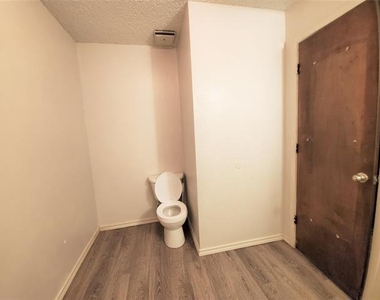 1002 Mulkey Lane - Photo Thumbnail 17