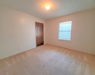 1002 Mulkey Lane - Photo Thumbnail 12