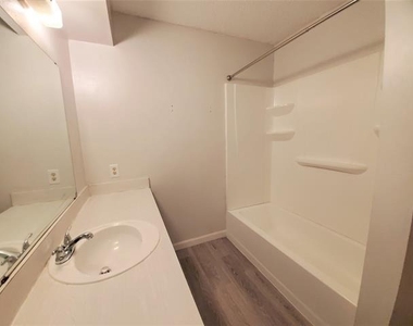 1002 Mulkey Lane - Photo Thumbnail 18