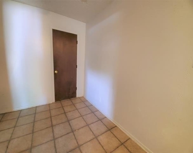 1002 Mulkey Lane - Photo Thumbnail 7