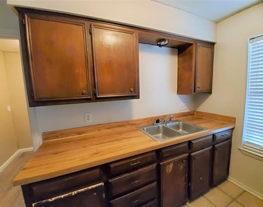 1002 Mulkey Lane - Photo Thumbnail 6