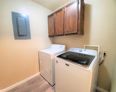 1002 Mulkey Lane - Photo Thumbnail 9