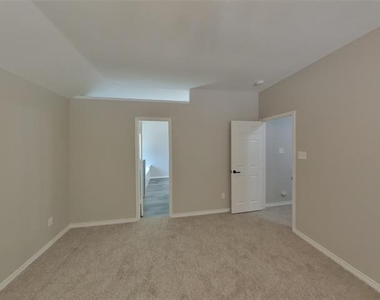 8401 Manchester Drive - Photo Thumbnail 7