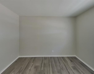 8401 Manchester Drive - Photo Thumbnail 18