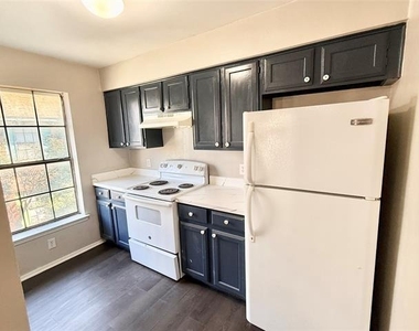 2221 Stella Street - Photo Thumbnail 3