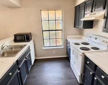 2221 Stella Street - Photo Thumbnail 5