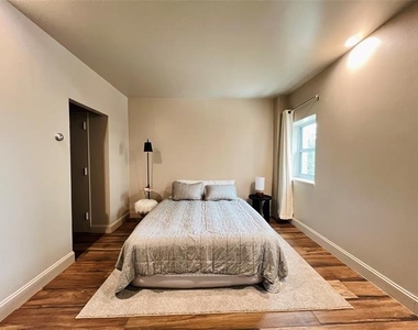 6211 W Northwest Highway - Photo Thumbnail 8