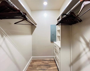 6211 W Northwest Highway - Photo Thumbnail 12