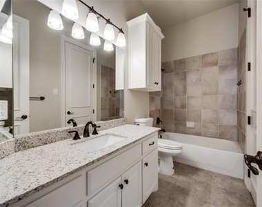 1433 Montgomery Lane - Photo Thumbnail 8