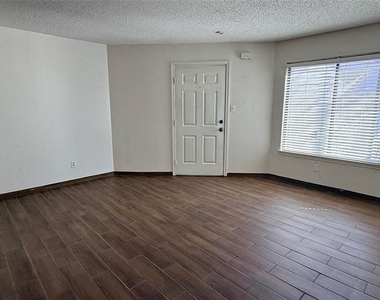 2300 Bamboo Drive - Photo Thumbnail 3