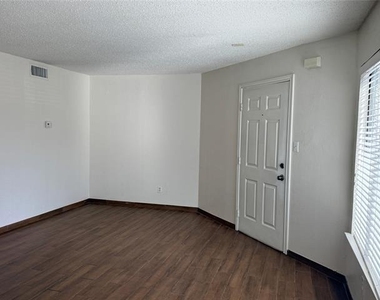 2300 Bamboo Drive - Photo Thumbnail 5