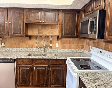 2300 Bamboo Drive - Photo Thumbnail 2