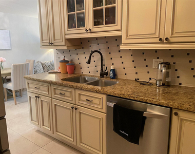 6407 Bay Club Drive - Photo Thumbnail 10
