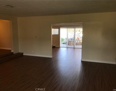 5609 Welland Avenue - Photo Thumbnail 3