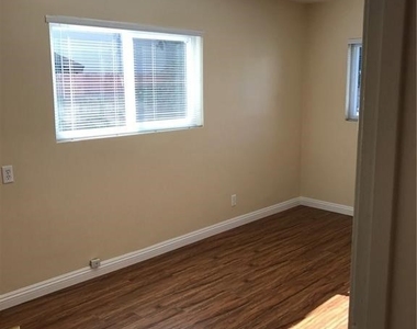 5609 Welland Avenue - Photo Thumbnail 13
