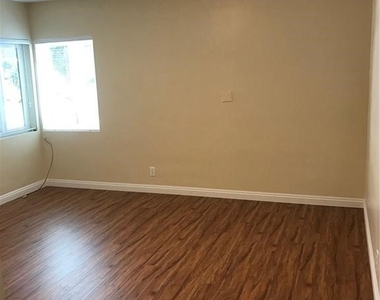 5609 Welland Avenue - Photo Thumbnail 9