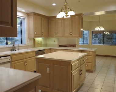 713 Pamela Circle - Photo Thumbnail 12