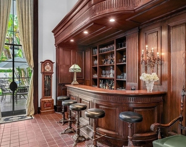 717 N Rodeo Drive - Photo Thumbnail 14