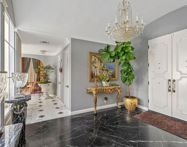 717 N Rodeo Drive - Photo Thumbnail 4