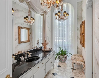 717 N Rodeo Drive - Photo Thumbnail 11