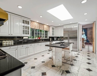 717 N Rodeo Drive - Photo Thumbnail 9