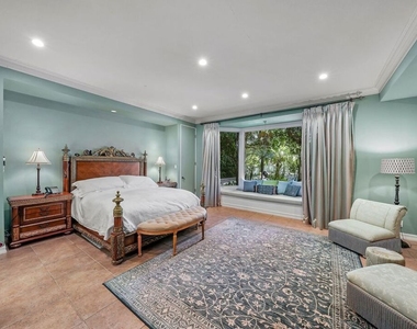 717 N Rodeo Drive - Photo Thumbnail 16
