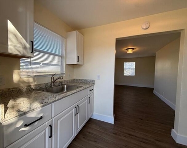 904 4th Street - Photo Thumbnail 3