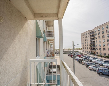 10 Franklin Boulevard - Photo Thumbnail 13