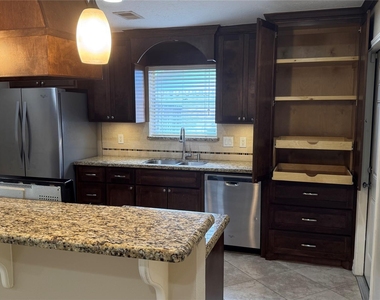3310 Glen Spring Drive - Photo Thumbnail 8