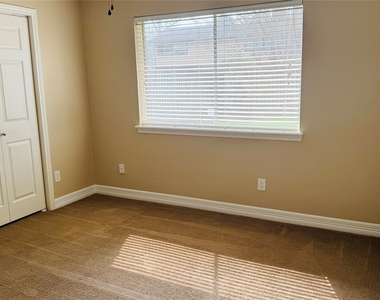 3310 Glen Spring Drive - Photo Thumbnail 14