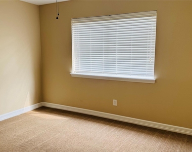 3310 Glen Spring Drive - Photo Thumbnail 16